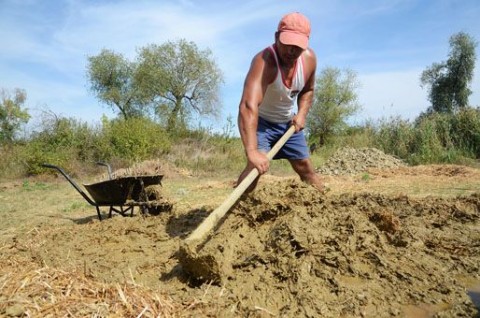 közmunka - vályogvetés (közmunka, vályogvetés, munkás, kapálás)