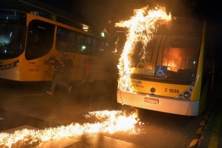 lángoló busz (felgyújt, brazil, tüntetés, )