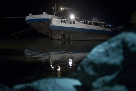 megfeneklett hajó dunaföldvárnál (megfeneklett hajó)