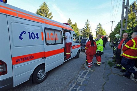 mentoauto(960x640)(2).jpg (mentő, mentőautó, )