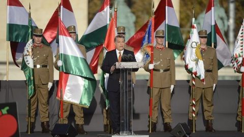 orbán viktor a zászlórengetegben (orbán viktor, 1956, )