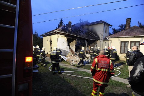 robbanás (robbanás)