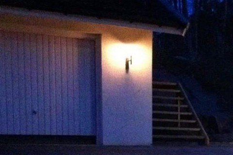 sotet-udvar(960x640)(1).jpg (napelem, reflektor, mozgásérzékelő, )