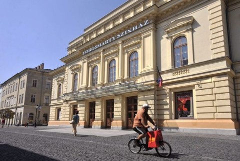 vorosmarty-szinhaz(210x140)(2).jpg (vörösmarty színház)