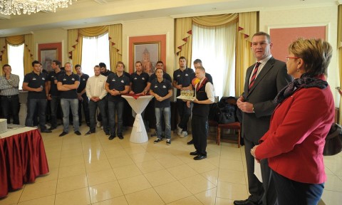 A bajnok A-Híd pólósait köszöntötték (A bajnok A-Híd pólósait köszöntötték)