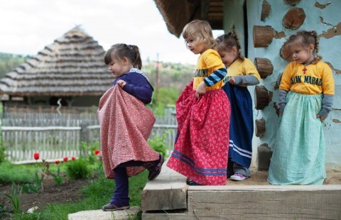 Skanzen gyerekekkel (skanzen, szentendre, )