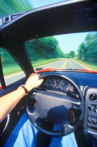 Száguldó autó (száguld, autó, országút, )