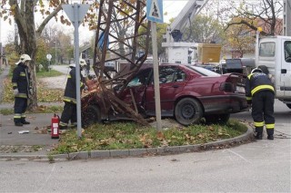 baleset, villanyoszlopnak ütközött egy autó (baleset, )