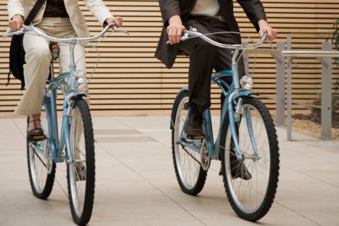 biciklizők (kerékpároznak)