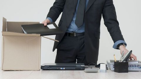 elbocsátás (elbocsátás)