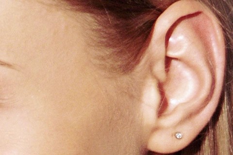 fül (fülbevaló, )