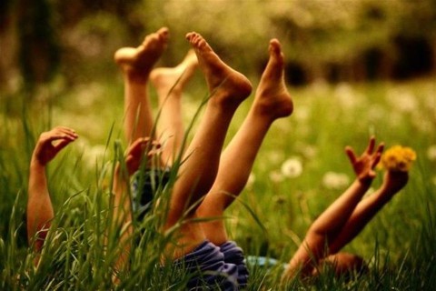 gyerekek-a-fuben(1)(960x640).jpg (gyerekek, természet, )