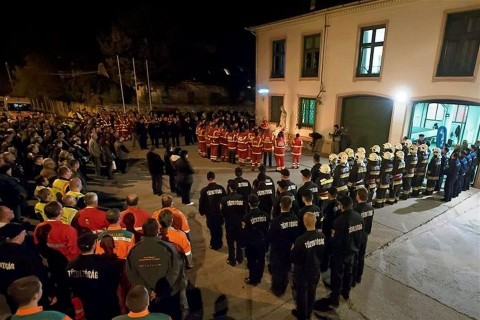 gyertyagyujtas-a-lezuhant-tuzoltoert(960x640)(1).jpg (rám-szakadék, tűzoltó, baleset, )