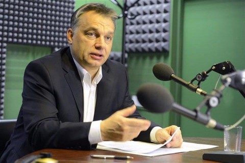 orban-a-radioban(960x640).jpg (orbán viktor)