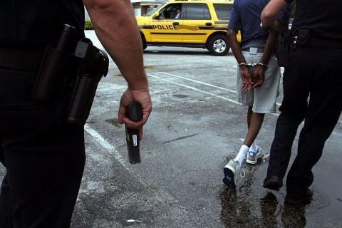 sokkoló pisztoly (sokkoló, rendőr, )