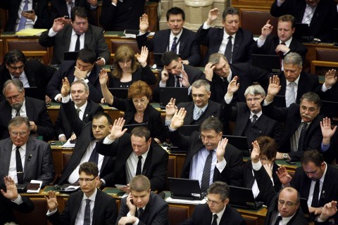 szavazas-fidesz(210x140)(1).jpg (szavazás, fidesz, képviselők)