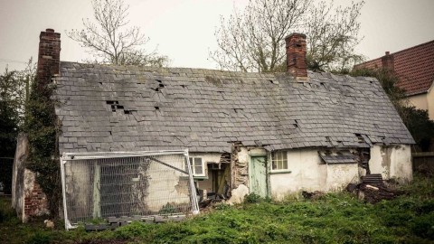 szellemház (szellemház, elhagyott ház, lakatlan ház)