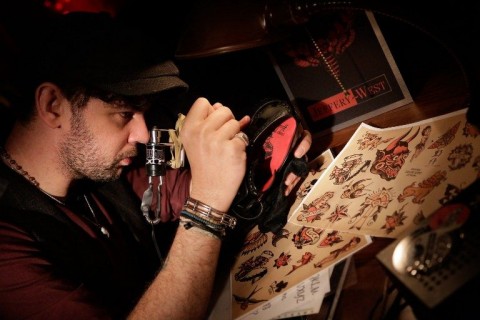 tetováló (tetoválás, tetováló művész)