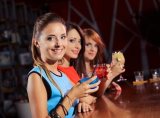 Alkoholfogyasztó nők (nők, alkohol)