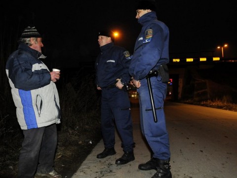 Hajléktalan és rendőrök (rendőrök, hajléktalan, )