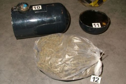 Kábítószer a BMW gáztartályban (Kábítószer a BMW gáztartályban)