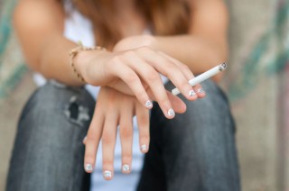 Lány cigarettával (cigaretta, lány)
