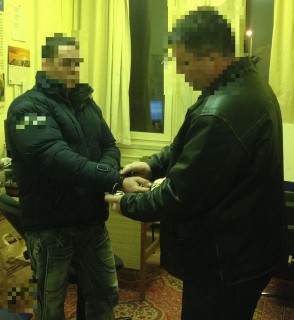 Villamoson verekedő férfi letartóztatása (Villamoson verekedő férfi letartóztatása)