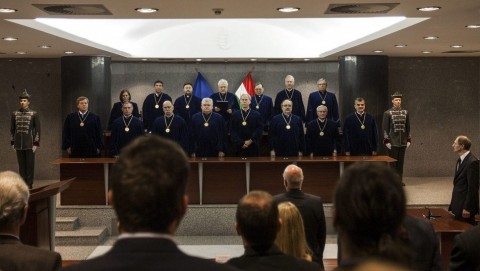 alkotmánybíróság (alkotmánybíróság, )