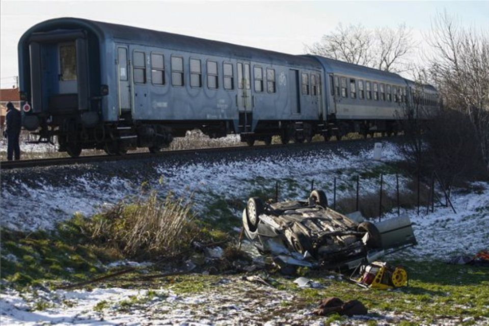 autó és vonat ütközött  (baleset, )
