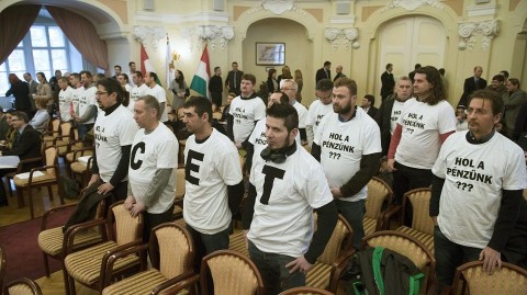 bálna tüntetés a fővárosi közgyűlésben (bálna, tüntetés, )