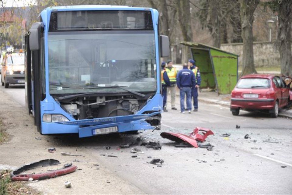 busz és autó ütközött nagykovácsiban (baleset, )