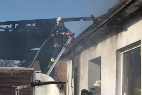 családi ház (kigyullad, )