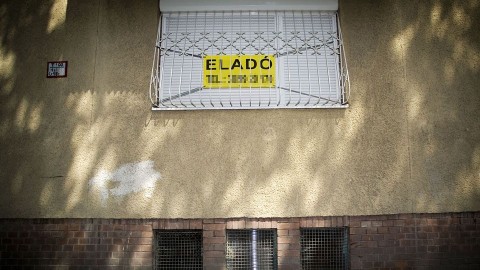 eladó (eladó)