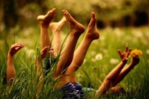 gyerekek-a-fuben(1)(960x640)(1).jpg (gyerekek, természet, )