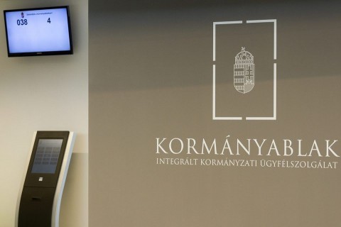 kormányablak (kormányablak)