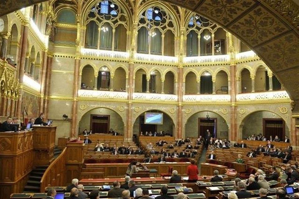 parlament(1)(960x640).jpg (parlament)