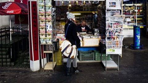 újságos (újságos)