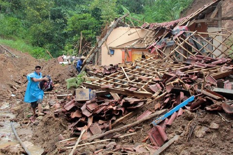 Foldcsuszamlas-Indoneziaban(210x140)(1).jpg (indoézia)