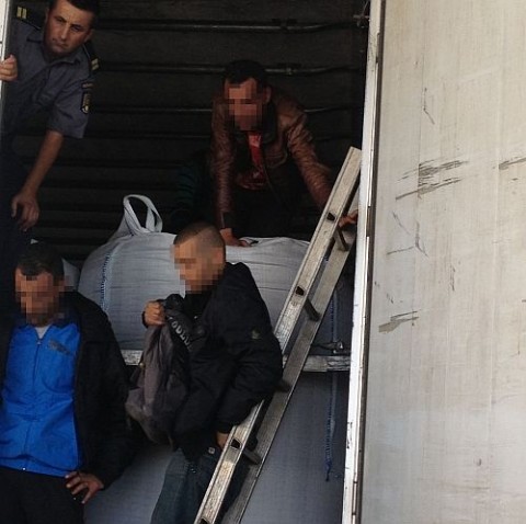 Hatarsertok-kamionban-Nagylaknal(960x640)(1).jpg (határsértők, kamion, nagylak, algírok, )