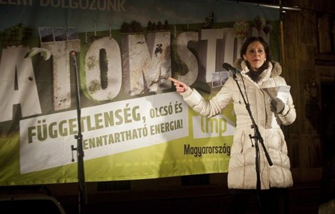 LMP-tüntetés a paksi bővítés ellen  (paks, lmp, szél bernadett)