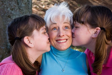 Nagyipuszi 2 (nagyszülők, unoka, puszi)