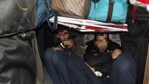 Szírek a poggyászok közt (embercsempészek, )