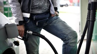 Tankolás benzinkút (Benzin, Tankolás, Üzemanyag)