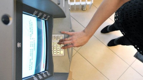atm-penzfelvet(960x640)(2).jpg (atm, pénzfelvét, pénzfelvétel, pin kód, bank, bankautomata,)