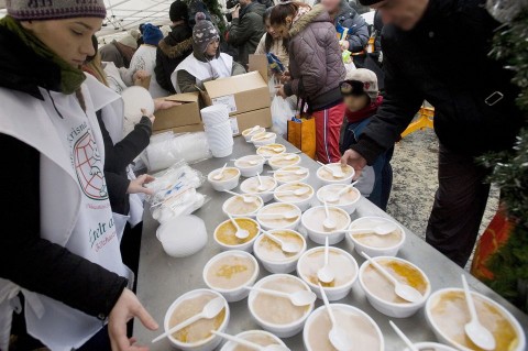 etelosztas-a-Blahan(960x640)(5).jpg (ételosztás)