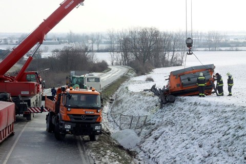 felborult sószóró (jeges út, felborult sószóró)