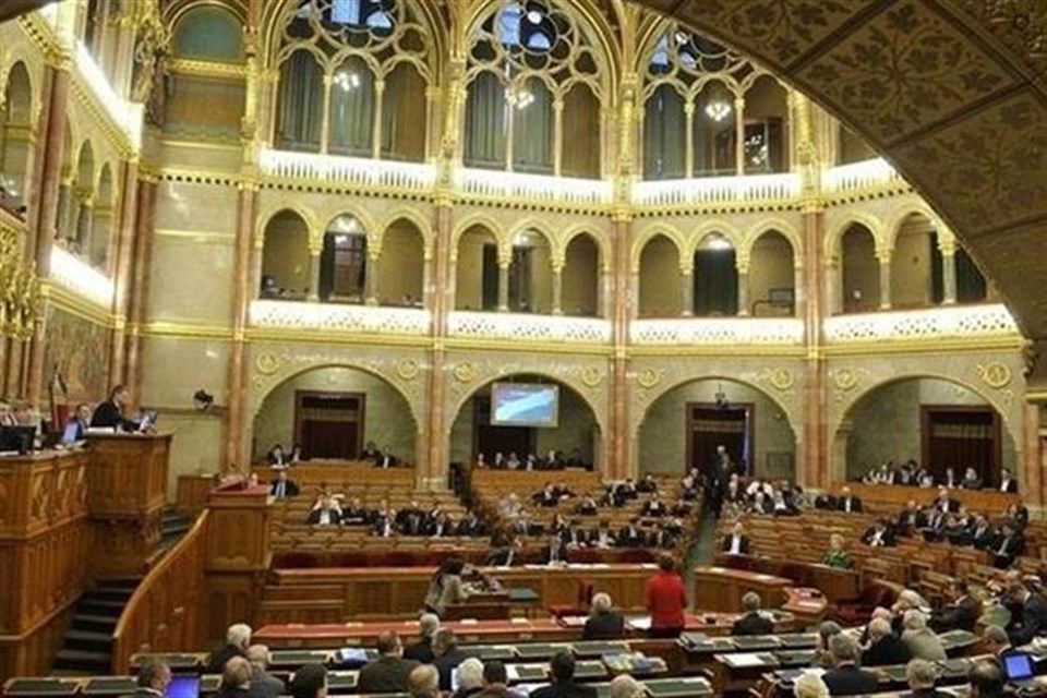 parlament(1)(1)(960x640).jpg (parlament)