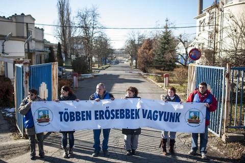 Sztrájkőrség az EVM bejáratánál (Sztrájkőrség az EVM bejáratánál)