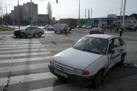 baleset (autóbaleset, )