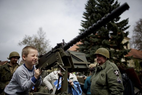 gyerek katona (gyerek katona)